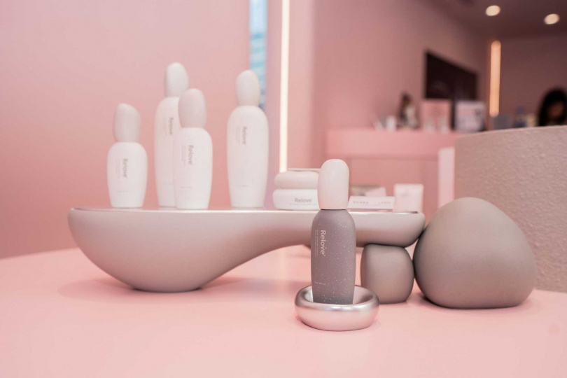 Relove全酵肌泌活膚露 (嫩皮水) 100ml / 1,299元；全酵肌泌修護凝萃 (小玻泌) 50ml / 1,499元；全酵肌泌賦活乳 (玻色因乳) 30ml / 1,499元；全酵肌泌水光乳霜 (PDRN拉絲霜) 30g / 1,699元；全酵肌泌潔顏露 120ml / 999元。（圖／品牌提供）