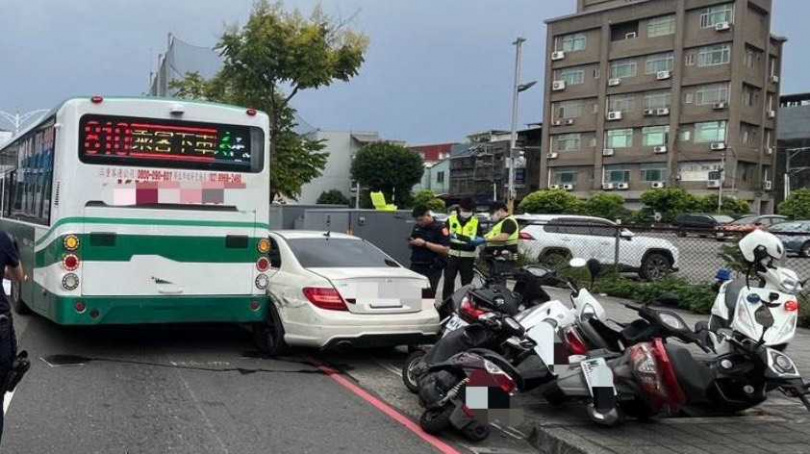 許女撞上前後公車,一旁機車也倒一片。(圖/翻攝畫面)