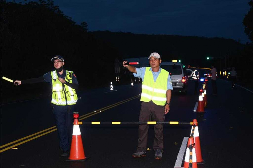 墾管處10月6日至8日晚上6時30分至8時30分,在台26線墾丁香蕉灣至砂島段進行今年3次「停10走10護陸蟹」蟹交管工作,並且宣導保護生態。(墾管處提供/羅琦文屏東傳真)