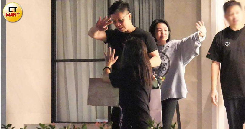 許雅鈞與小S最後離開店家，夫妻倆跟大家揮手道別。（圖／本刊攝影組）