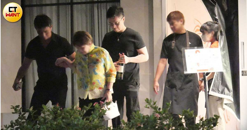 許雅鈞先護送母親黃秀珍出來，接著又返回餐廳。（圖／本刊攝影組）