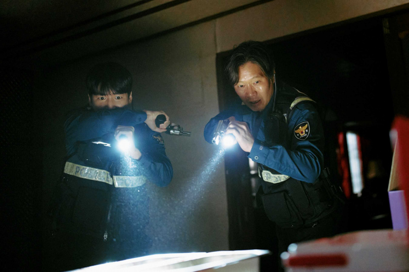 韓國驚悚電影《咒你》以買賣鬼魂的禁忌市場為背景,描繪人們在慾望和恐懼間的掙扎。(圖/華映娛樂提供)