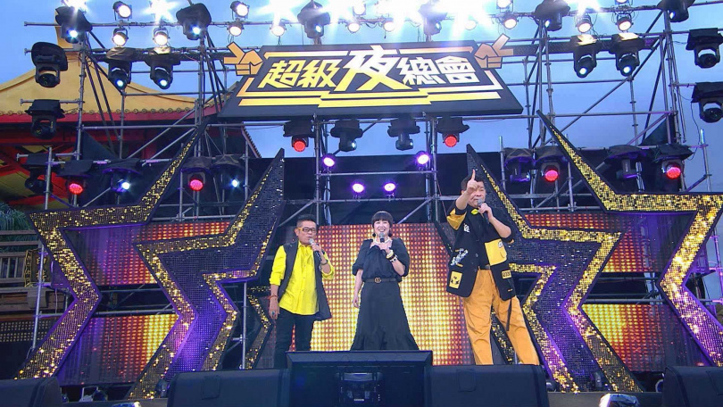 澎恰恰、許效舜、苗可麗主持的長壽歌唱綜藝《超級夜總會》堪稱「行動舞台」代表。(圖/翻攝自超級夜總會臉書)