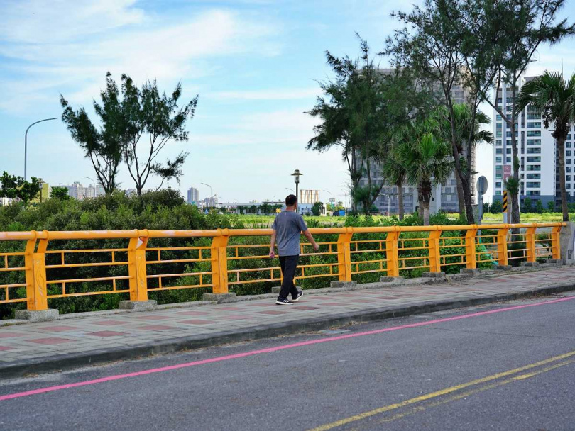 蜿蜒的綠意廊道與親水社區,從社區延續到自家生活空間,感受自然與建築的和諧。(圖/業者提供)