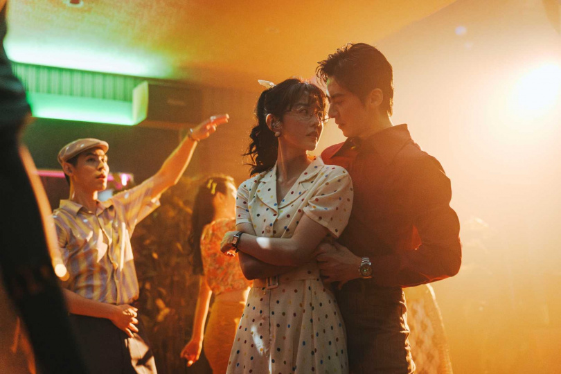 邵雨薇和李國毅在影集《微醺大飯店1980s》上演複雜情感糾葛。（圖／一念電影提供）