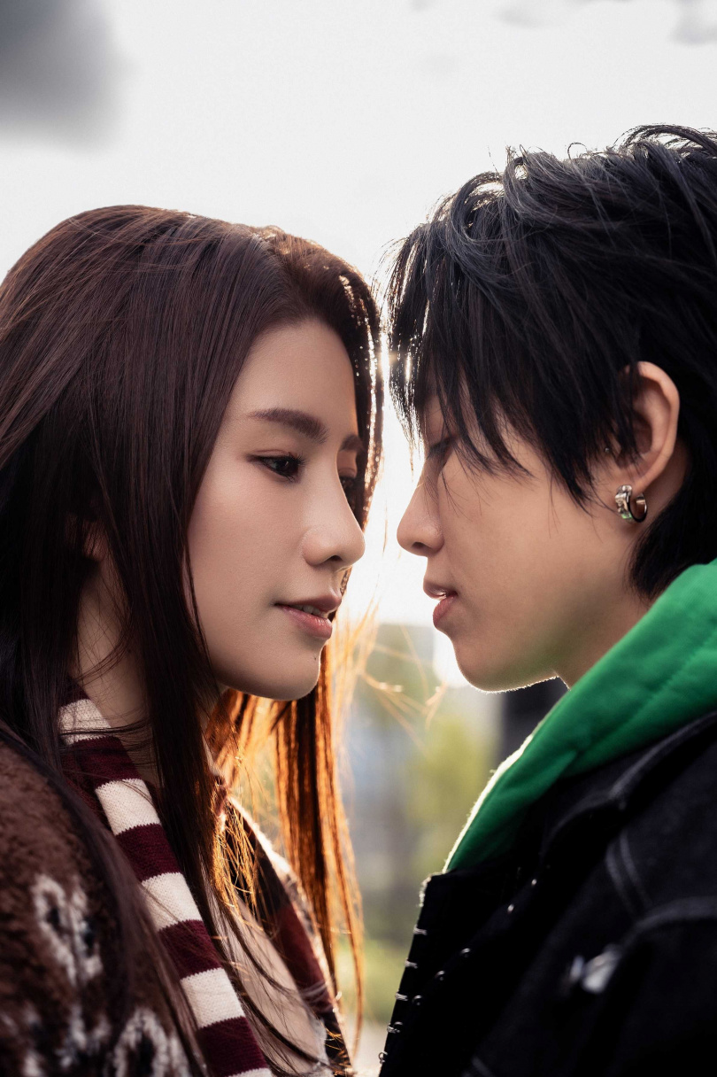 晨悠上演唯美吻戲。（圖／索尼音樂提供）