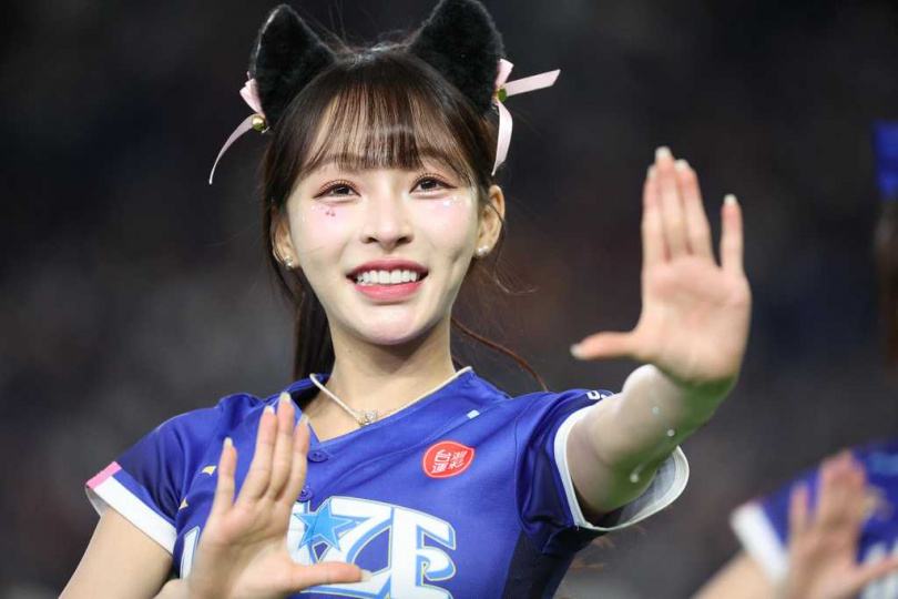 林襄在東京巨蛋場邊應援，照片也登上日本報紙版面。（圖／達志／美聯社）