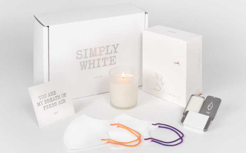 除了一般盒裝，品牌也同步推出只送不賣的「SIMPLY WHITE年度限定禮盒」！內含2026年度限定色3Dv款口罩與特調的木質花調香氛蠟燭、體香膏，只要至CSD中衛官方粉絲專頁指定貼文留言，即有機會獲得！（圖／品牌提供）