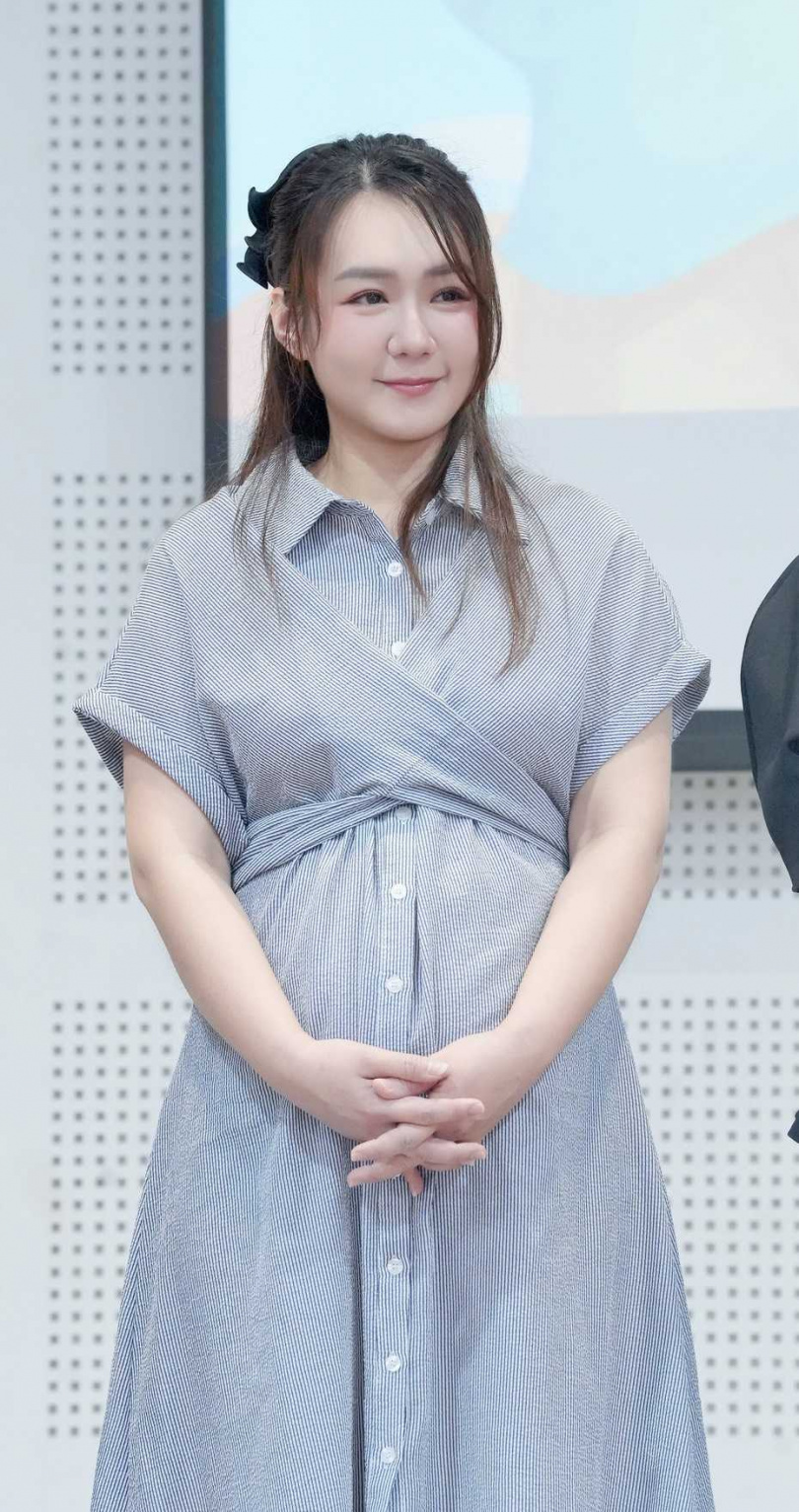 李又汝在2022年9月與圈外男友「修哥」登記結婚，今年1月開心宣布懷孕，目前已懷胎5個月。（圖／藝起發光、蒙福教會提供）