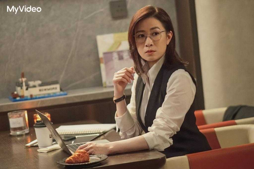 《正義女神》佘詩曼打造「書蟲型法官」形象靠這招。（圖／台灣大哥大MyVideo提供）