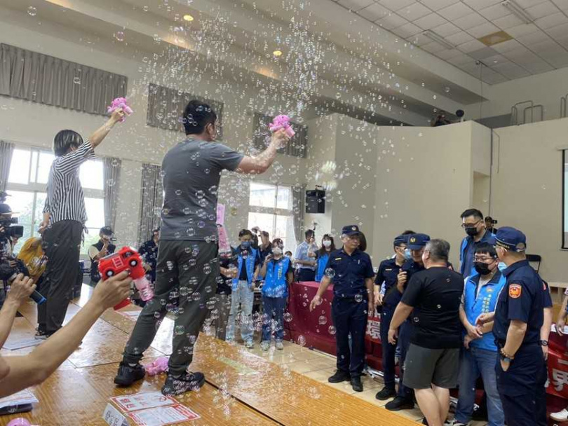 抗議群眾在會議現場噴泡泡表達不滿。（圖／翻攝自督政盟媒體群組）