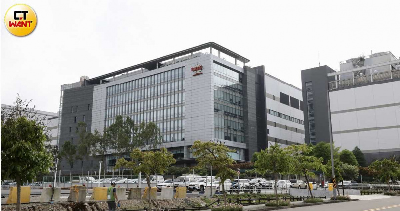 台積電目前在龍潭科學園區已有先進封測三廠進駐，周邊還有采鈺、欣銓、美商艾克爾、友達與蘋果等企業。由於目前一、二期土地已滿載，才有三期的擴建計畫。（圖／方萬民攝）