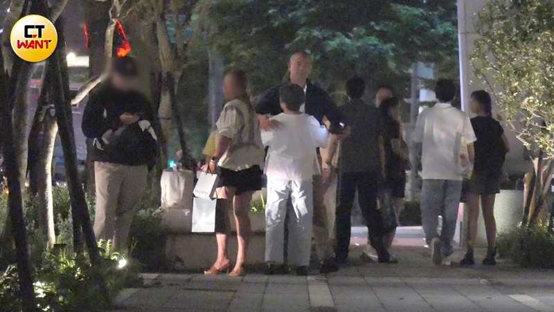 餐敘結束後，江振誠陪家人在路邊等車，分開前還給了媽媽一個溫暖擁抱。（圖／本刊攝影組）