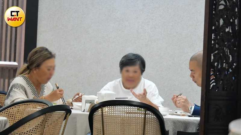 難得抽空與家人團聚,江振誠和媽媽、姊姊席間相談甚歡,溫馨氣氛藏不住。(圖/本刊攝影組)