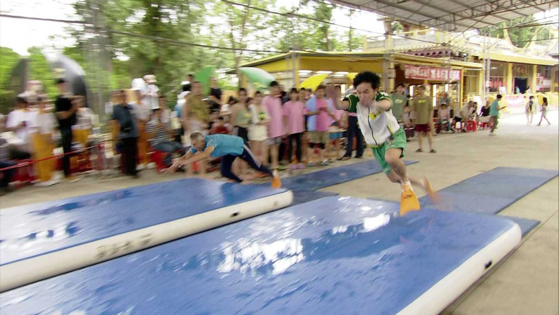 看似勇猛的唐從聖下水卻慘輸給阿伯。(圖/民視提供)