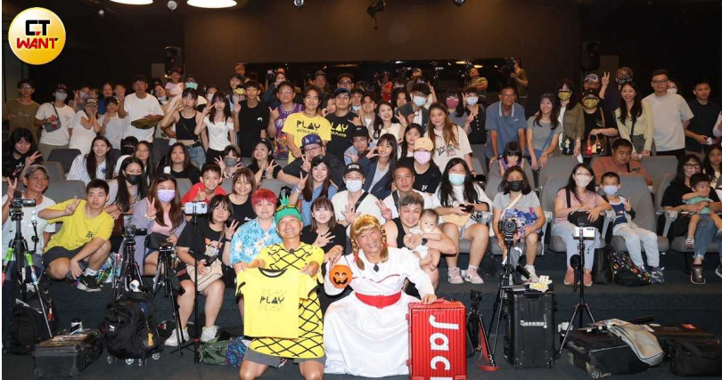 吳宗憲、KID今(20日)出席中視、三立《綜藝玩很大》愛心義賣活動,與粉絲同樂。(圖/蘇聖倫攝)