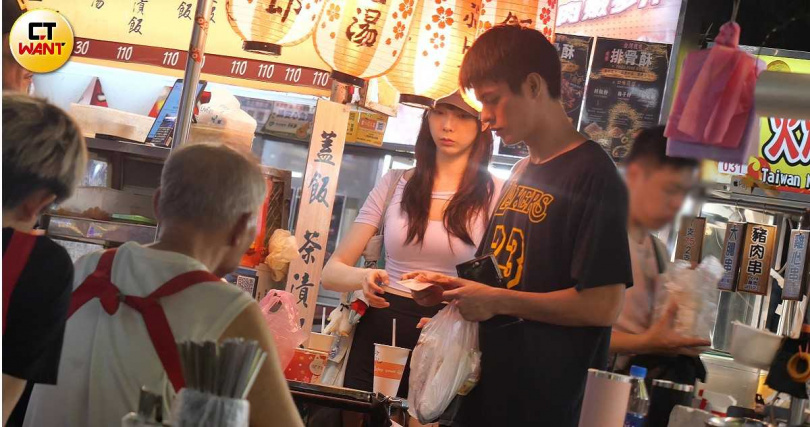 本刊上月底直擊邱以太與伊林女模徐逸婷甜蜜約會逛夜市。(圖/本刊攝影組)