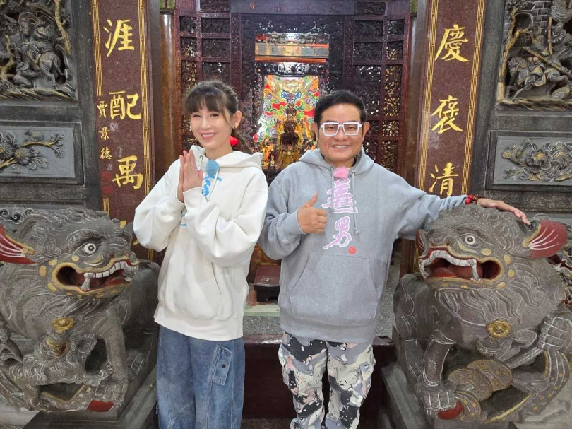許效舜(右)原本與鄭仲茵(左)合作主持,但不到一年就換人,傳出鄭仲茵不知情遭換角。(圖/東森超視提供)