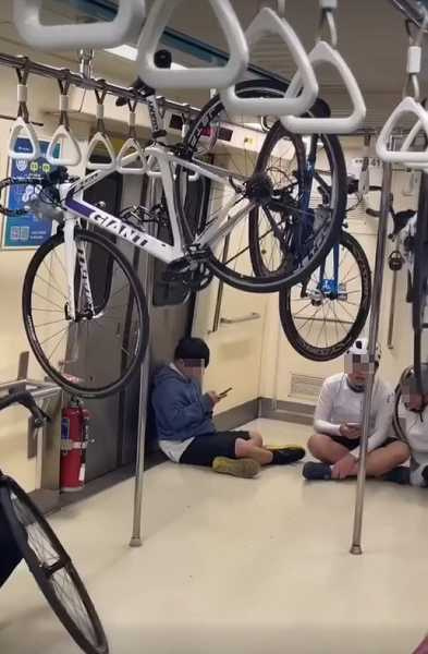 北捷指出,旅客行為已影響行車安全。(圖/翻攝自重機車友 ❘ 各區路況天氣、資訊分享中心臉書)