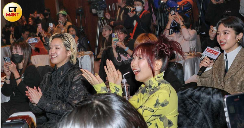 兩人很開心地欣賞祥獅獻瑞表演。（圖／楊澍攝）