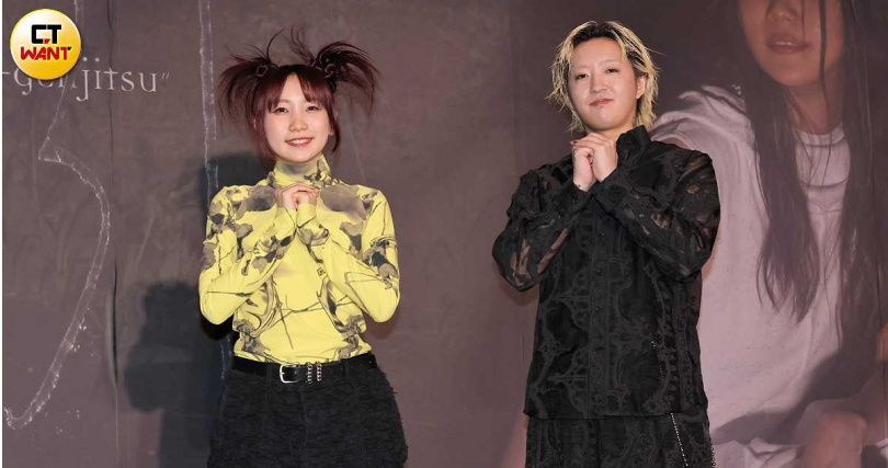 YOASOBI向歌迷拜晚年。（圖／楊澍攝）