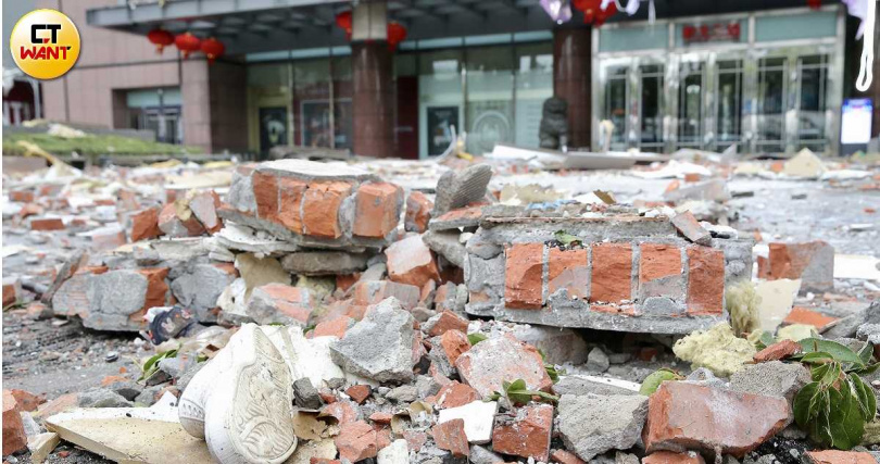 新光三越台中中港店13日上午發生氣爆意外。（圖／黃耀徵攝）