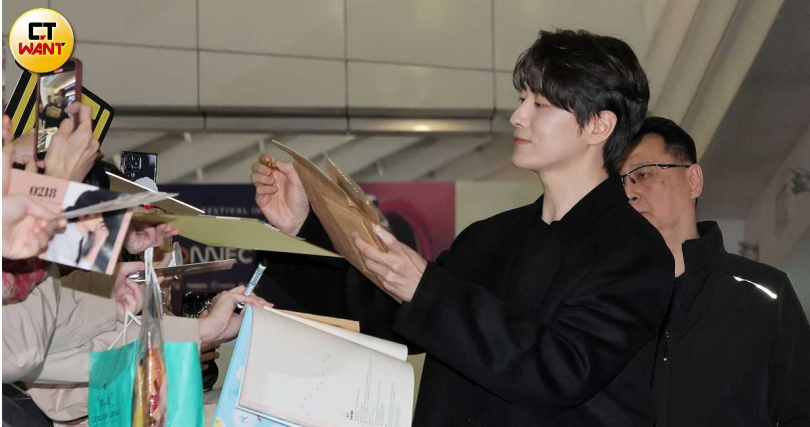 李浚赫的完美側臉迷倒不少人。（圖／楊澍攝）