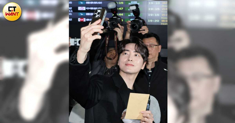 寵粉的李浚赫接過粉絲手機自拍。（圖／楊澍攝）