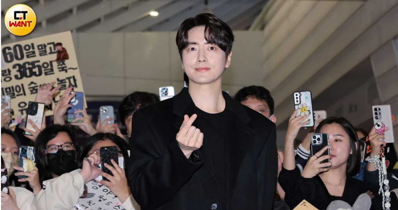 李浚赫比出手指愛心讓媒體補捉畫面，結束還不忘以中文說「謝謝」。（圖／楊澍攝）