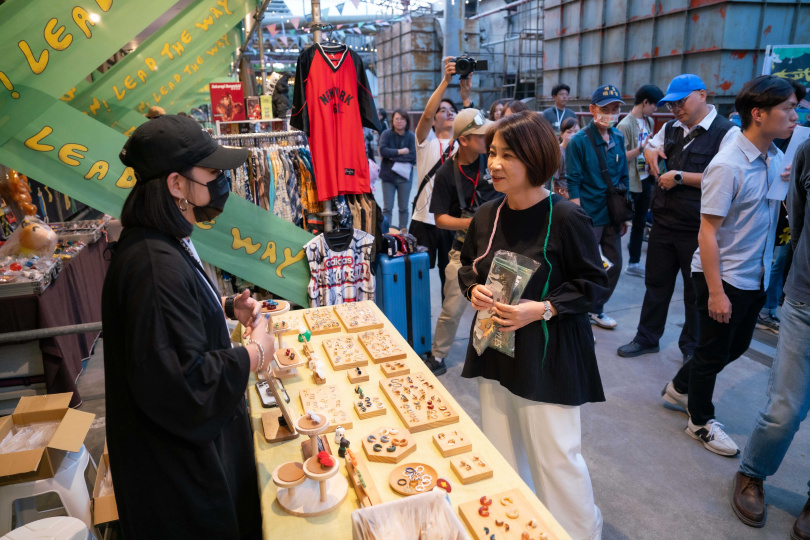 屏東縣長周春米昨（28）日特地走訪大武門市集。（圖／大武門音樂祭提供）