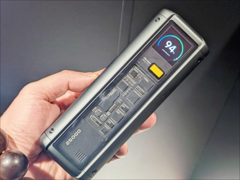 Xiaomi行動電源25000 212W。（圖／廖梓翔攝）