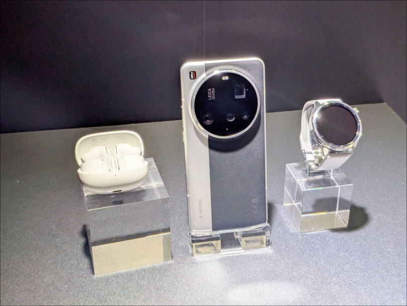 左起為Xiaomi Buds 5 Pro陶瓷白、Xiaomi 15 Ultra黑銀、Xiaomi Watch S4。（圖／廖梓翔攝）