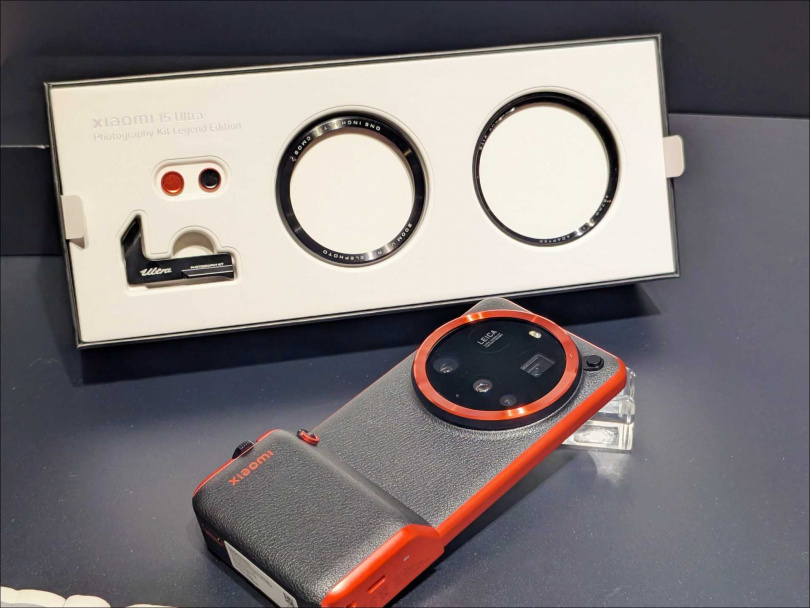 Xiaomi 15 Ultra的專用背蓋與套件組。（圖／廖梓翔攝）