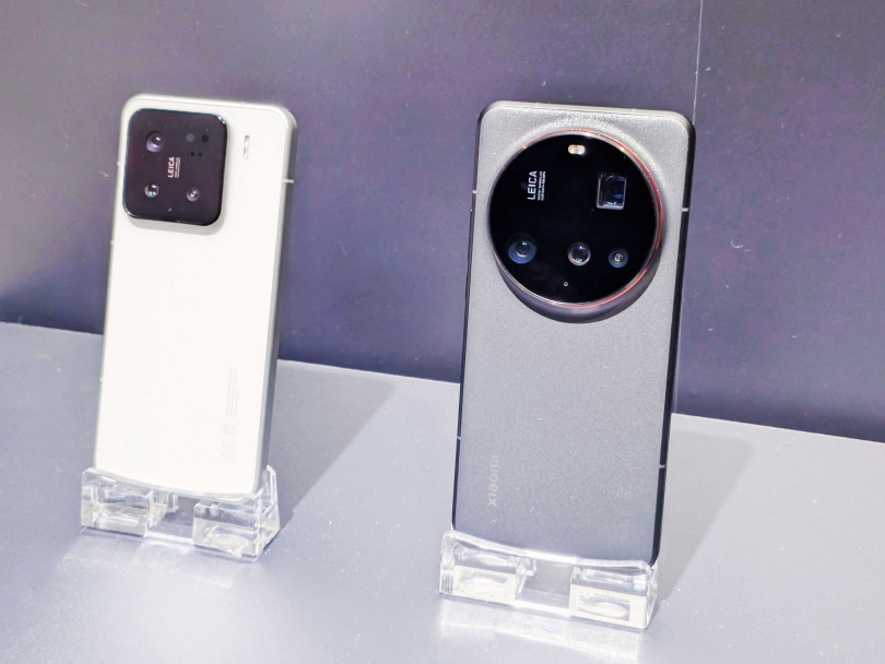 左邊方形鏡頭組設計的是Xiaomi 15，右邊圓形鏡頭組設計的是Xiaomi 15 Ultra。（圖／廖梓翔攝）