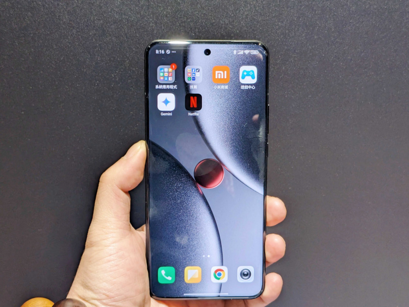 Xiaomi 15 Ultra正面。（圖／廖梓翔攝）