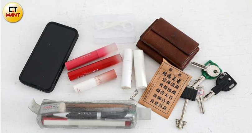 因為剛搬家、幫朋友顧貓狗，讓她包包裡有多副鑰匙。而上上籤是她去年求得，覺得是好兆頭，一直帶在身上。（圖／侯世駿攝）