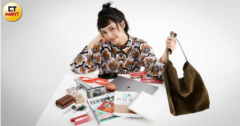 柏妍樺雖然年紀還輕，但包包裡的東西卻一點也不夢幻，甚至還有一顆「裸裝」的蛋。（圖／侯世駿攝）