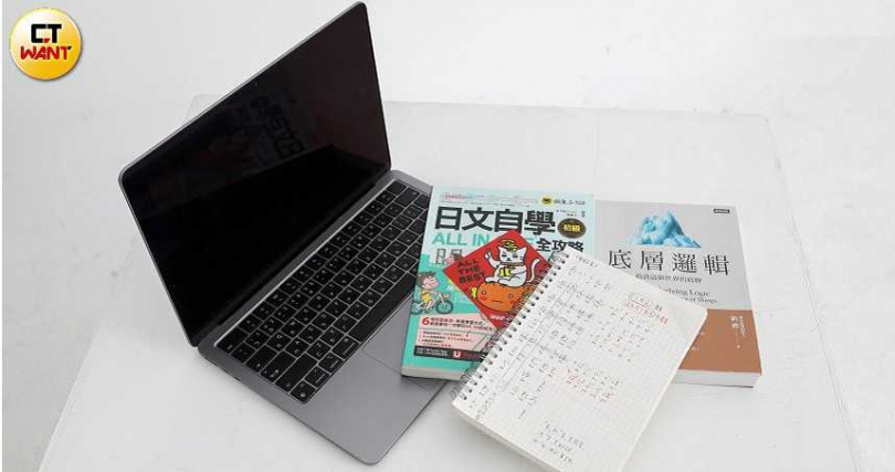 柏妍樺有「知識焦慮」，只要一怠惰就會感到罪惡，所以書本對她來說是不可少的。（圖／侯世駿攝）