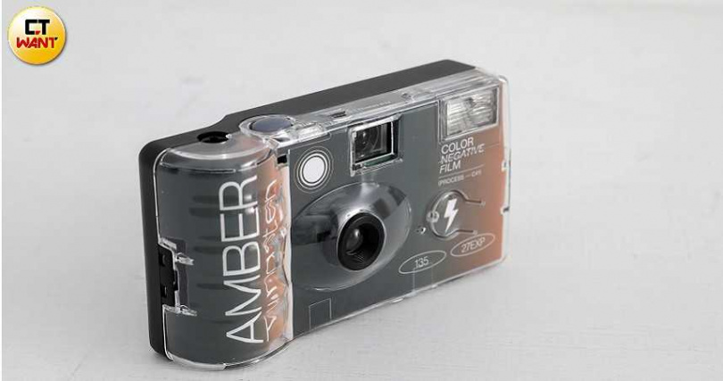 柏妍樺也隨身帶底片相機，「因為用手機拍我會焦慮，怕拍得不好，底片就無法即時看到。」（圖／侯世駿攝）