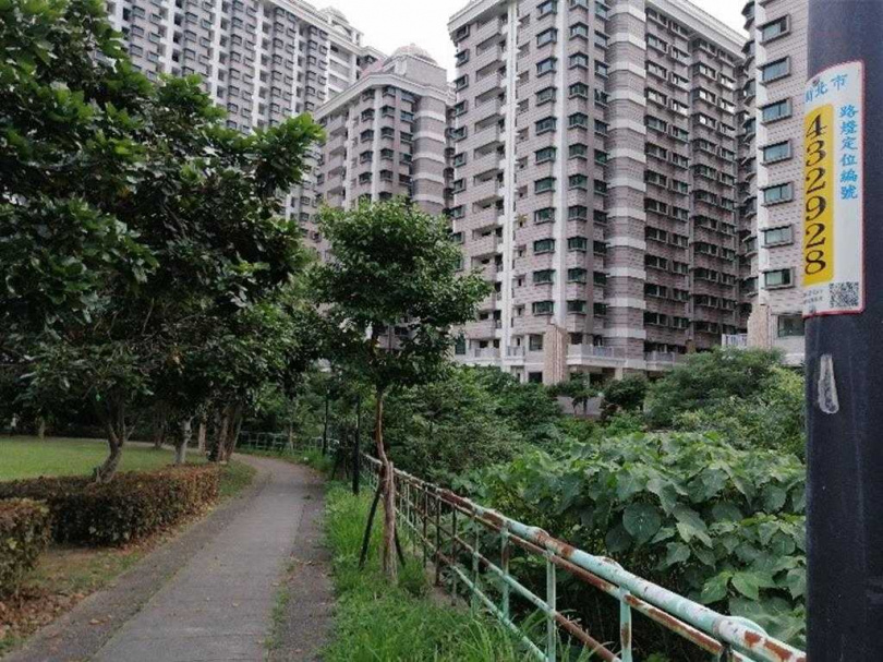 民眾在步道活動時容易遇到蛇類，需多加注意。（圖／新北市動保處）