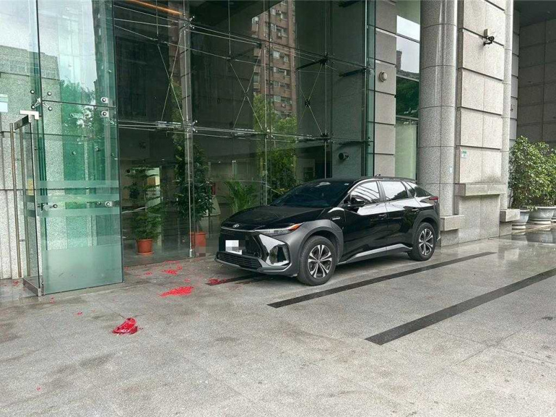 鞭炮屑散落在交通部門口，並未造成人員受傷。（民眾提供）