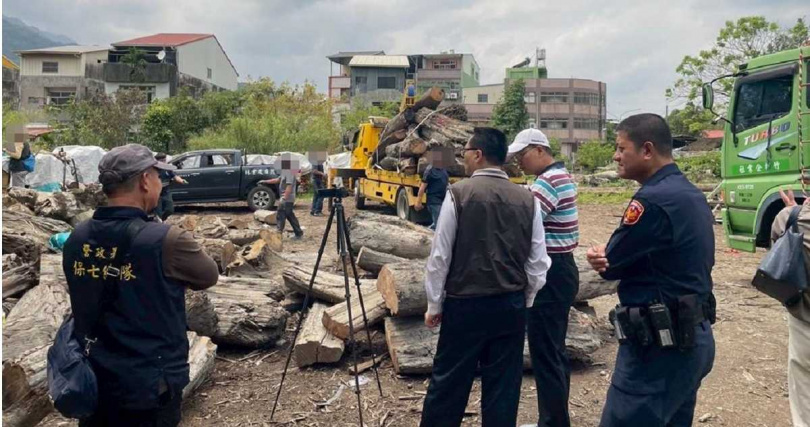 檢警在收贓木材加工廠內查扣6萬多公斤國有珍貴林木。（圖／中檢提供）
