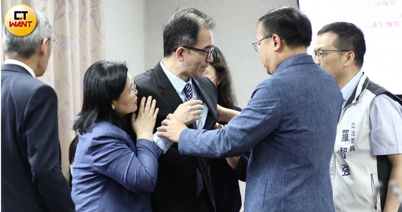 考試院秘書長劉建忻備詢中突暈倒。（圖／黃耀徵攝）