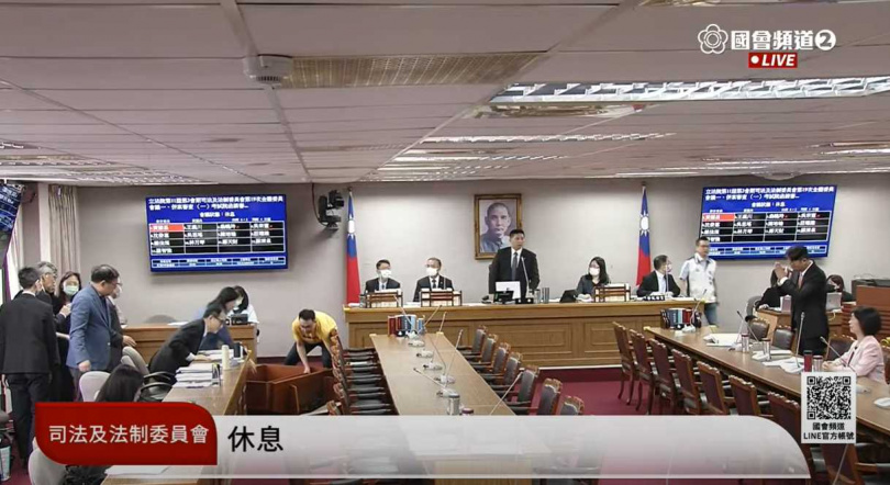 考試院秘書長劉建忻備詢中突暈倒。（圖／翻攝自國會頻道）