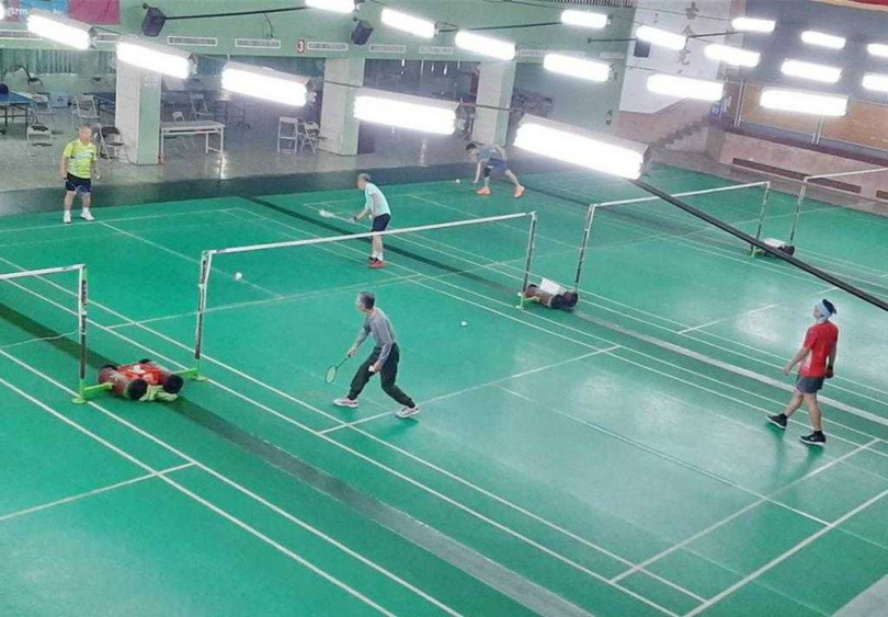 嘉義大學林森校區樂育堂提供四面舒適的室內羽球場地，是球友們打球熱門地點。（嘉大提供／呂妍庭嘉義傳真）
