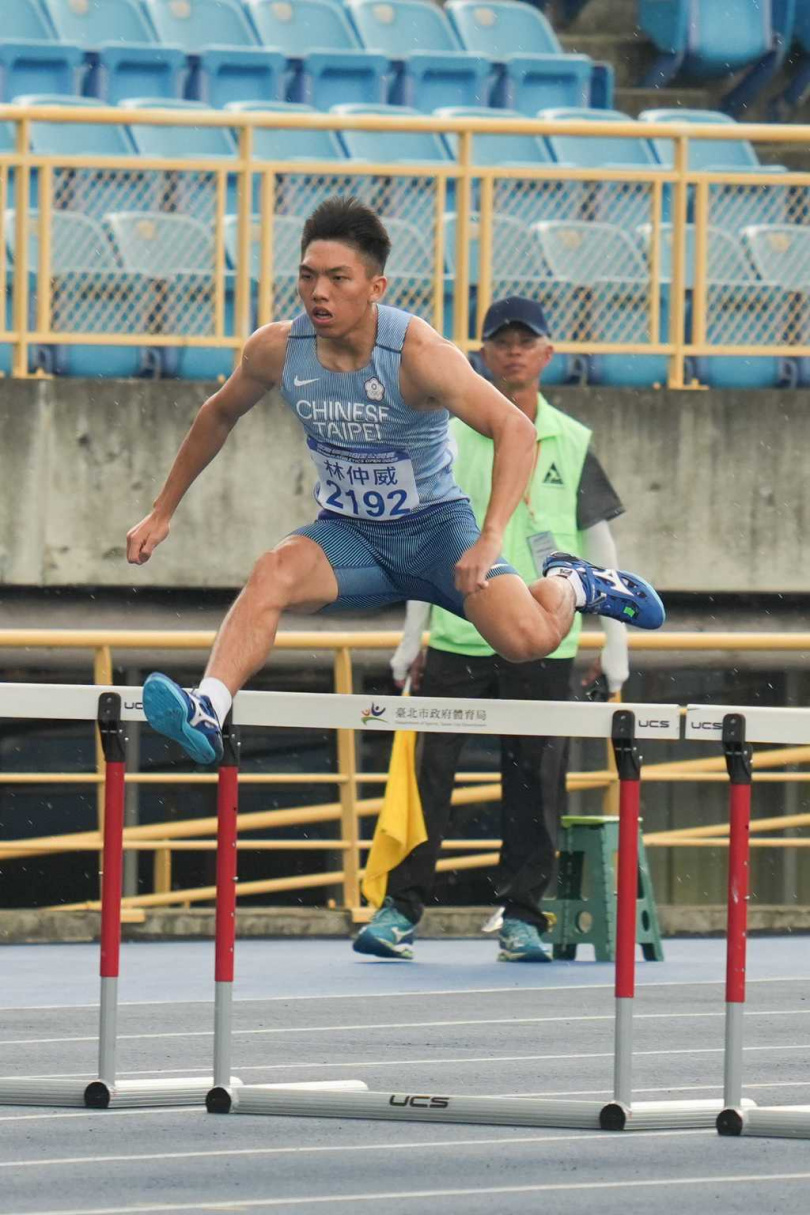 林仲威（前）以破生涯最佳的49秒整，獲得2025台灣國際田徑公開賽男子400公尺跨欄金牌。（圖／中華民國田徑協會提供）
