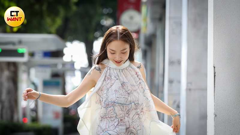 李雪的家人還帶烏龜去算命，讓她覺得很有意思。（圖／侯世駿攝）