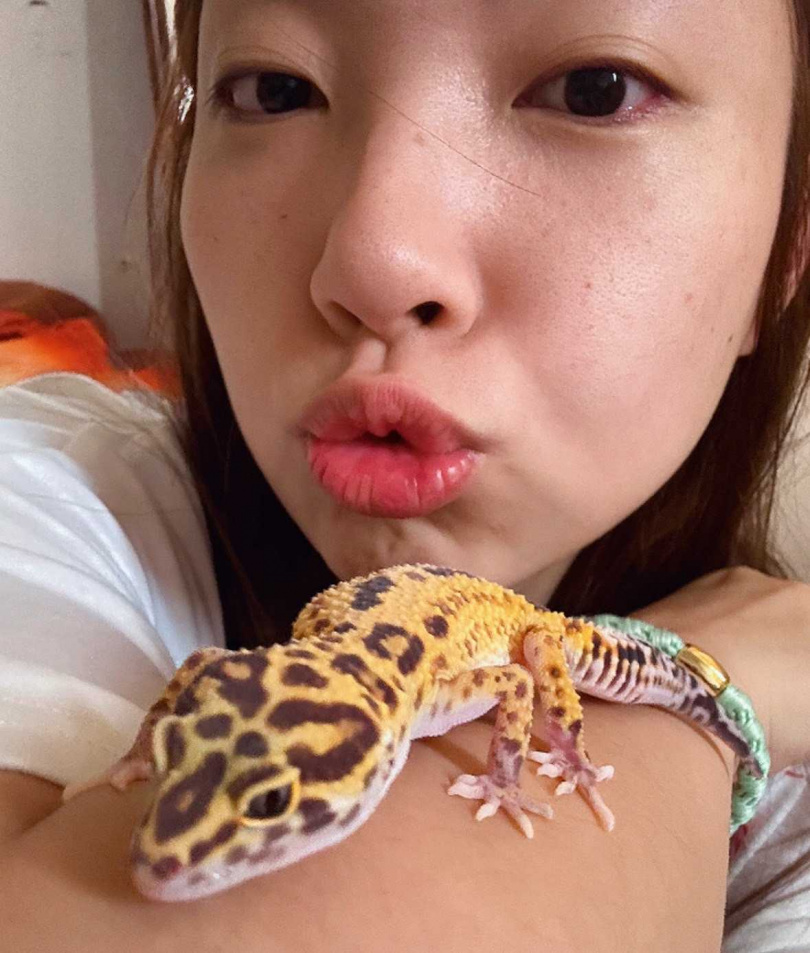 熱愛爬蟲類的李雪，天天餵守宮吃蟑螂跟麵包蟲，十分照顧守宮的伙食。（圖／拾光創藝所提供）