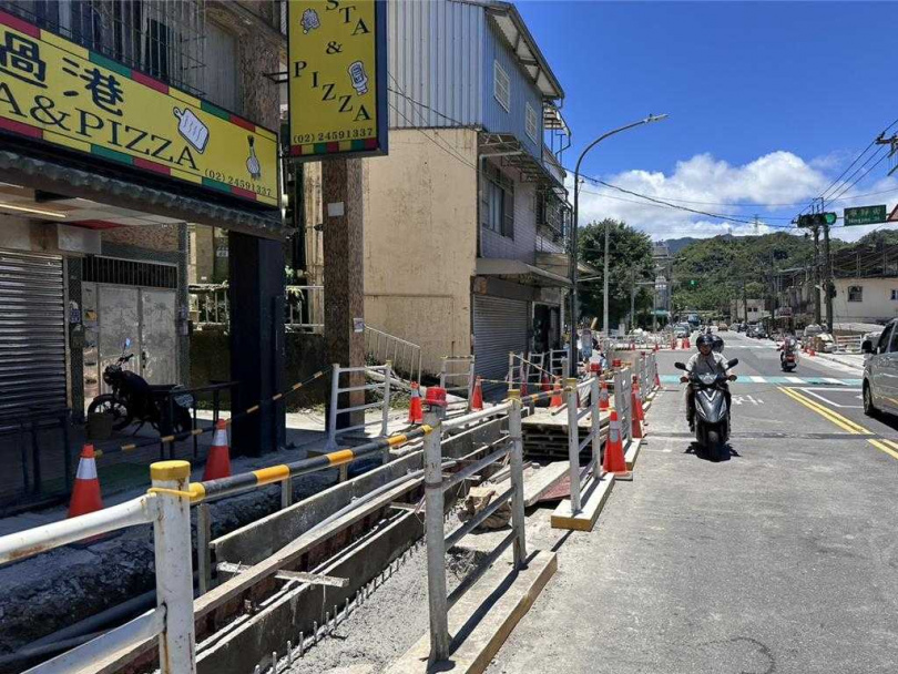 基隆市過港路正在進行人行環境改善工程，但因為施工廠商施工粗暴，也缺乏交通維管計畫，導致過港路頻頻停水、交通大亂，附近民眾怨聲載道。（圖／報系資料照）