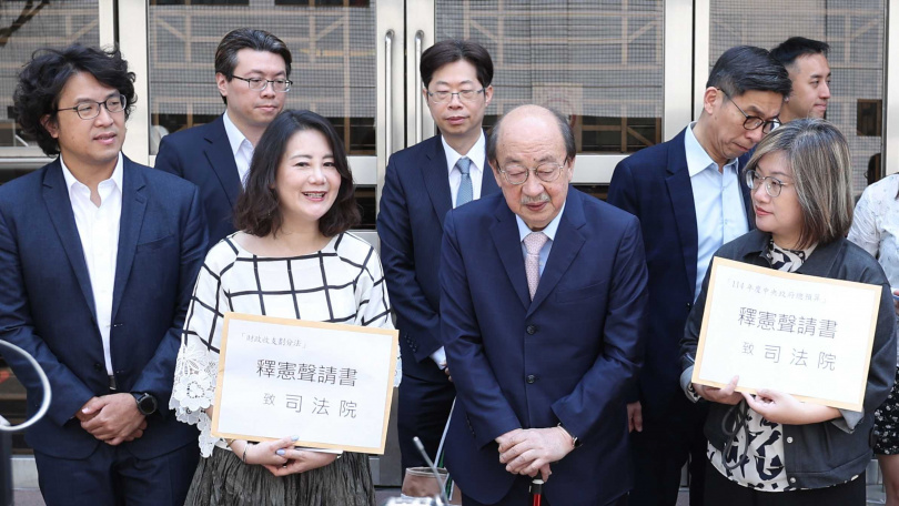 民進黨由立院黨團總召柯建銘（前右二）領軍，聲請針對新修《財政收支劃分法》釋憲；國民黨籍新北市副市長劉和然也不甘示弱反擊，直言在行政院「統刪」地方政府預算後，當年度一般性補助款絕對數字將低於前一年度，已經是公然違法。（圖／報系資料照）